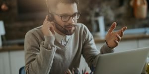 jovem-empresario-tendo-teleconferencia-em-um-computador-enquanto-trabalhava-em-casa_637285-12741.jpg jovem-empresario-tendo-teleconferencia-em-um-computador-enquanto-trabalhava-em-casa_637285-12741.jpg